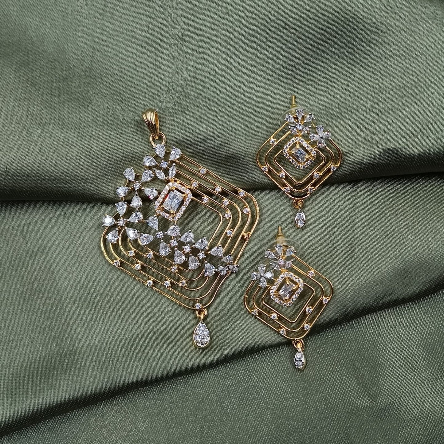 Simple but Classy Pendant Set