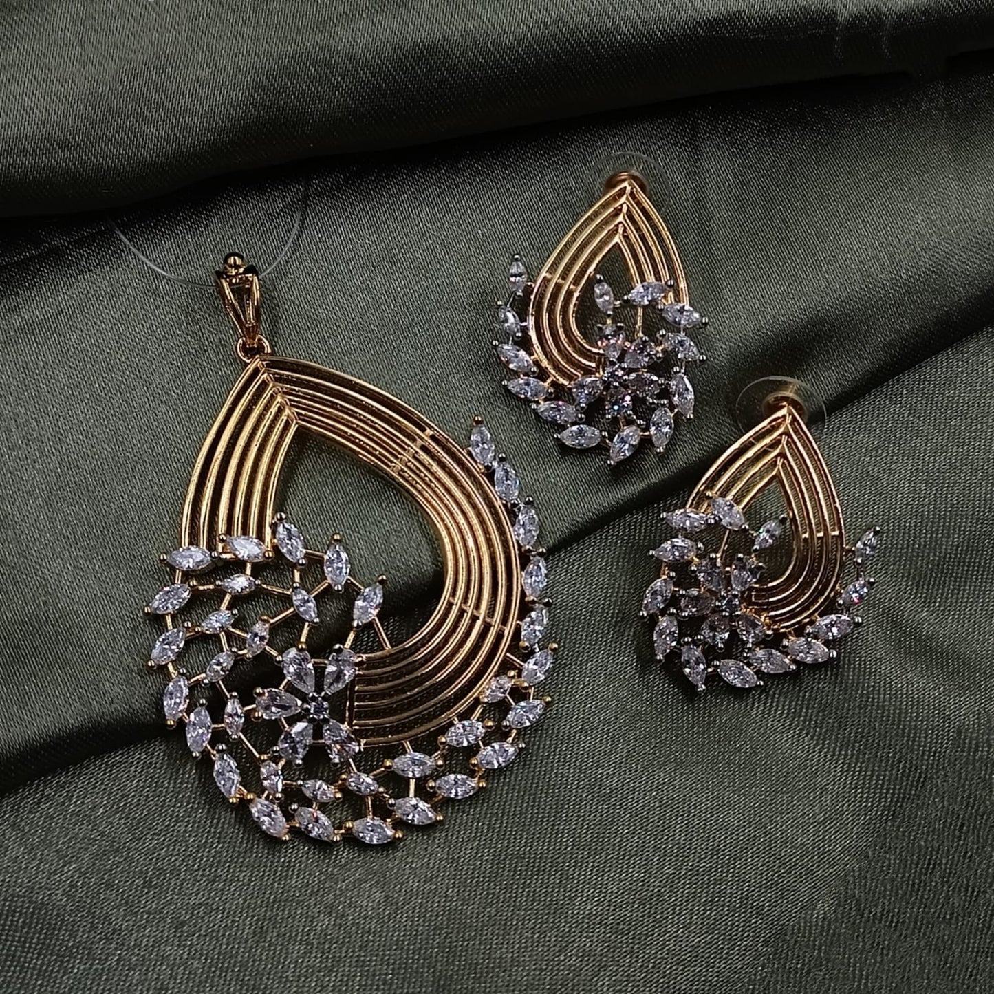 Drop Leaf Pendant Set