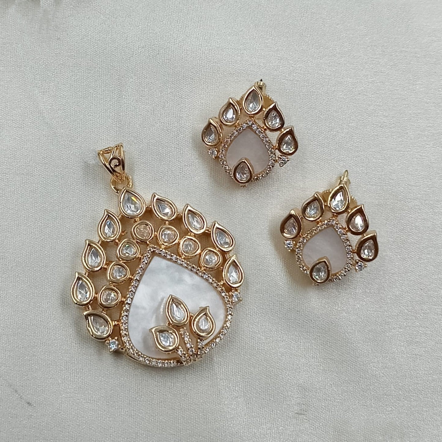 Royal Kundan Pendant Set