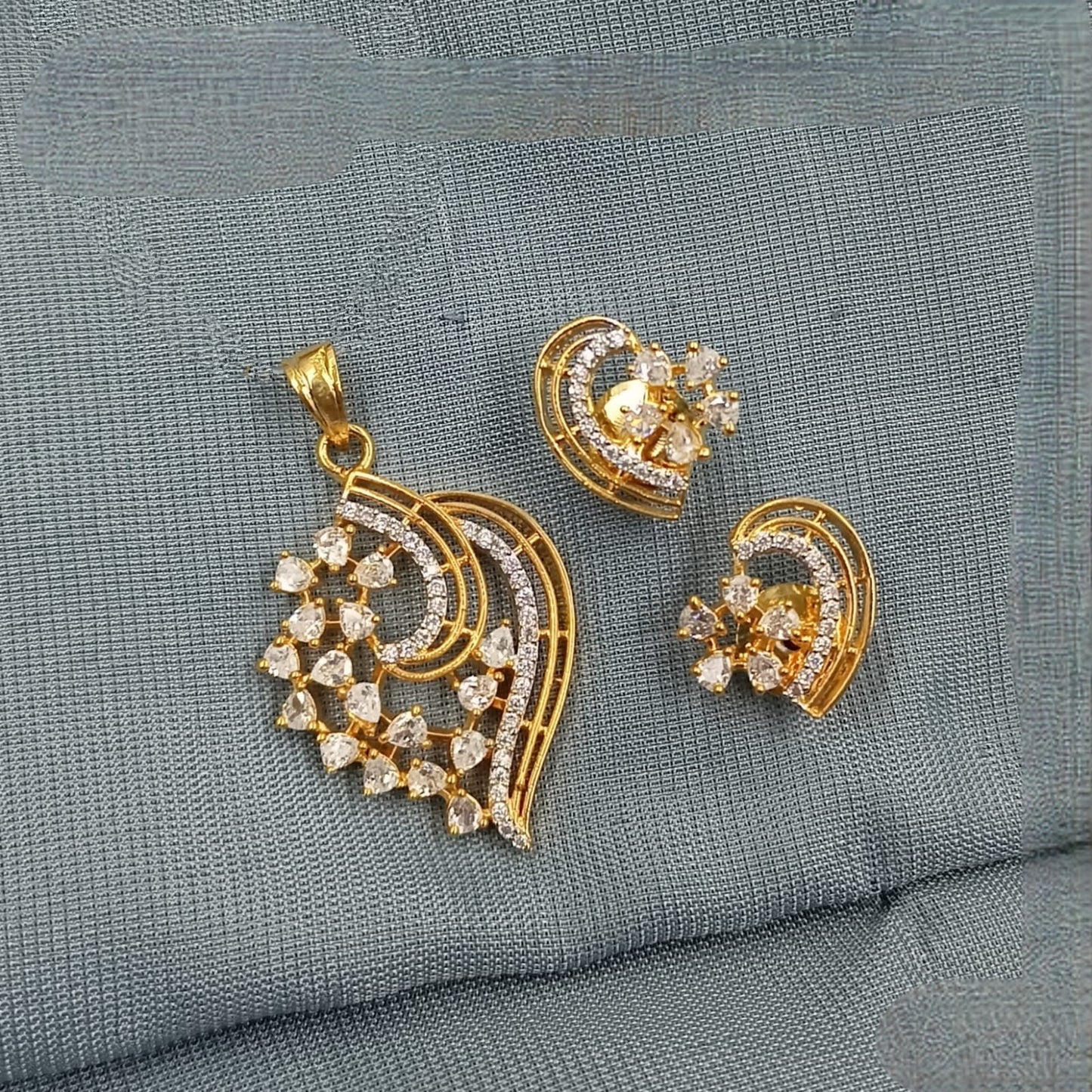 Golden Heart Pendant Set